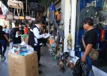 Retiran más de 60 puestos ambulantes irregulares del Centro de Monterrey