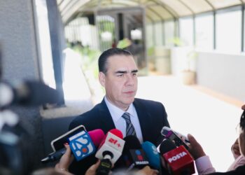 Heriberto Treviño exige reabrir clínicas en Juárez