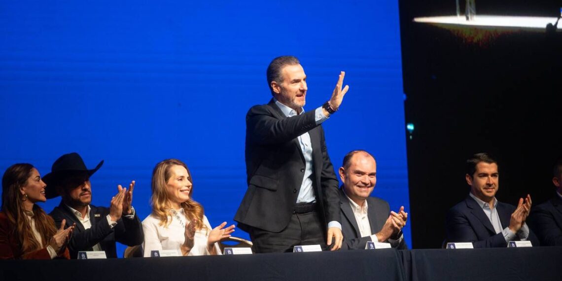 Monterrey gradúa a 900 personas de la tercera generación de la Prepa Regia