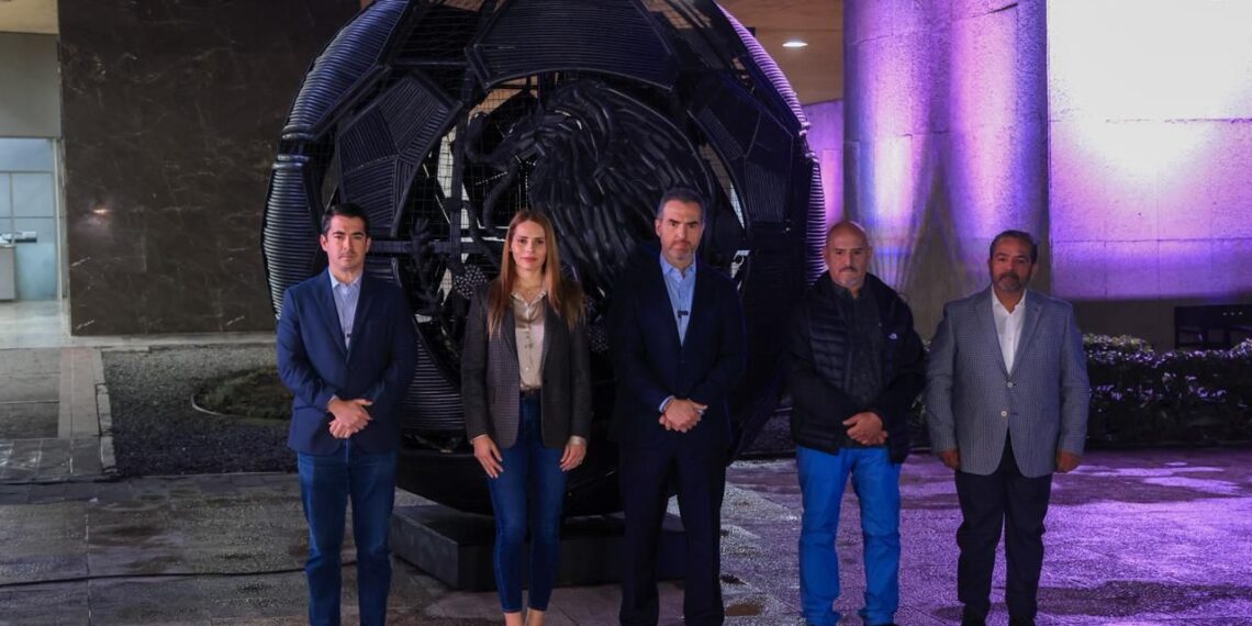 Adrián de la Garza devela escultura mundialista hecha con cable en desuso