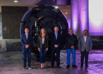 Adrián de la Garza devela escultura mundialista hecha con cable en desuso