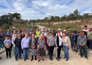 Casi 4 años sin puente: cruzan el río en balsa para sobrevivir