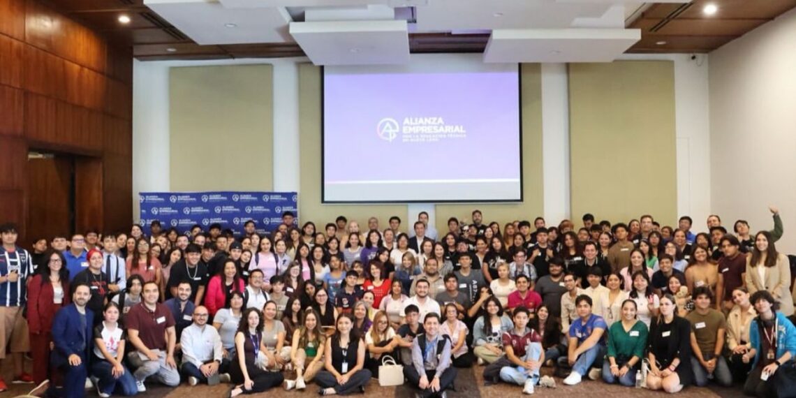 Educación e industria, impulso clave para la movilidad social de jóvenes en Nuevo León