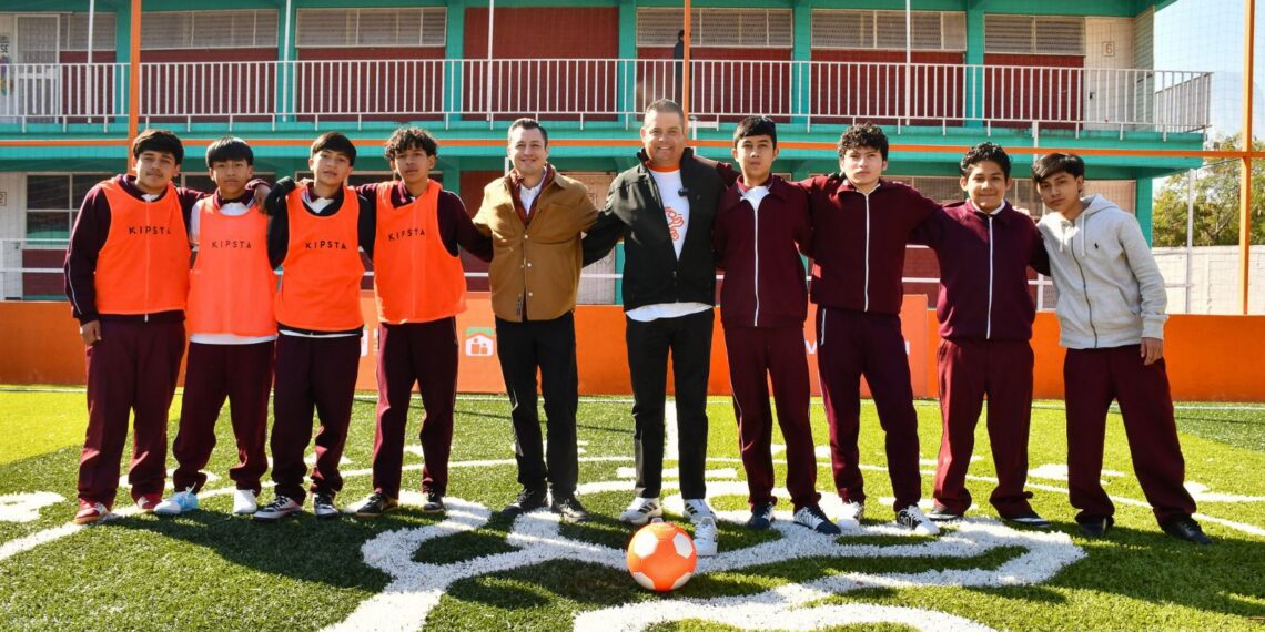 Fábrica de Escuelas entrega calzado deportivo a estudiantes de secundaria técnica