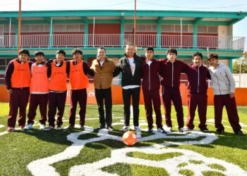 Fábrica de Escuelas entrega calzado deportivo a estudiantes de secundaria técnica