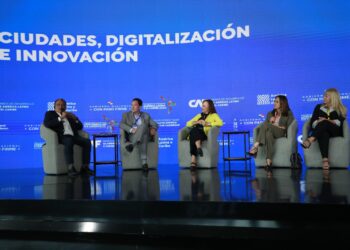 Mijes posiciona en foro internacional su gobierno digital como motor de inversión