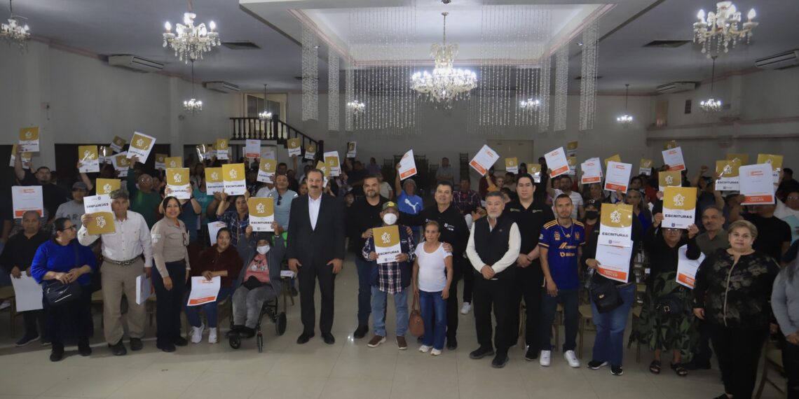 IVNL da certeza y tranquilidad a familias de Cadereyta con entrega de escrituras