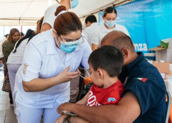 Abarrotan Plaza de Guadalupe para vacunarse contra el sarampión