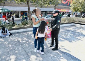Regalan rosas policías de Monterrey