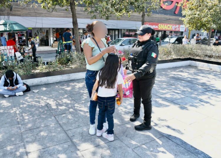Regalan rosas policías de Monterrey