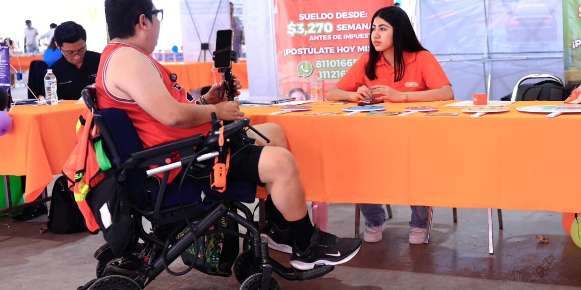 Ciudadanos acuden a buscar empleo a feria inclusiva en Guadalupe