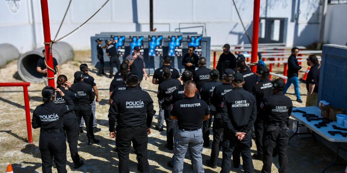 Capacitan a Policía Regia en el manejo de armas no letales