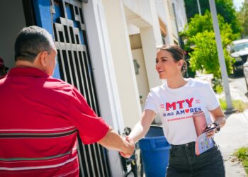 Arranca Lorena de la Garza campaña de fumigación en colonias de Monterrey