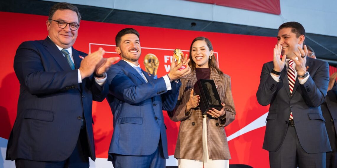 Presentan en Nuevo León el Trofeo del Mundial