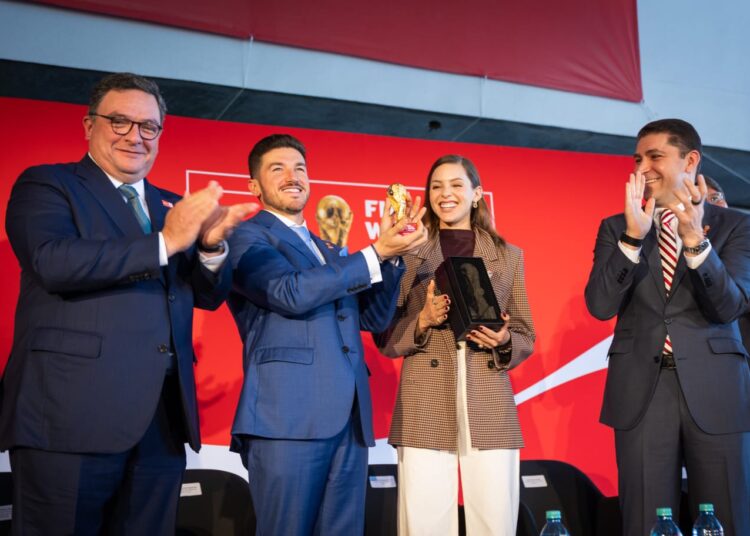 Presentan en Nuevo León el Trofeo del Mundial