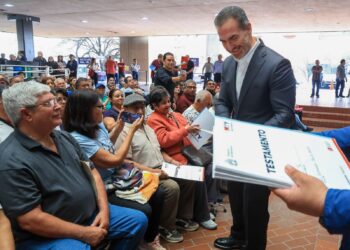 Adrián de la Garza entrega 500 testamentos con “Patrimonio Seguro”