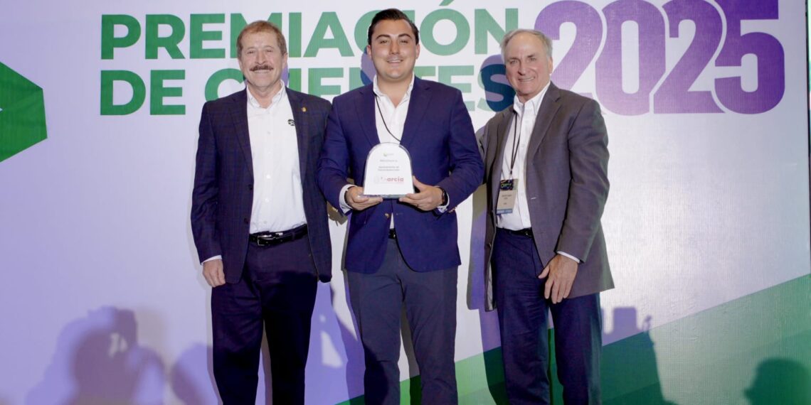 Reconocen al alcalde de García por buenas prácticas ambientales