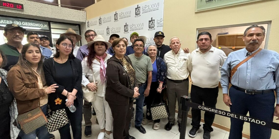 Habitantes de La Huasteca exigen reparación del camino y presupuesto fijo