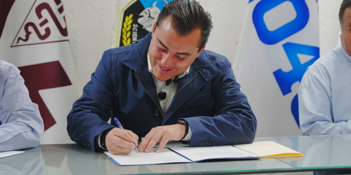 García firma colaboración con la UANL en salud y bienestar animal