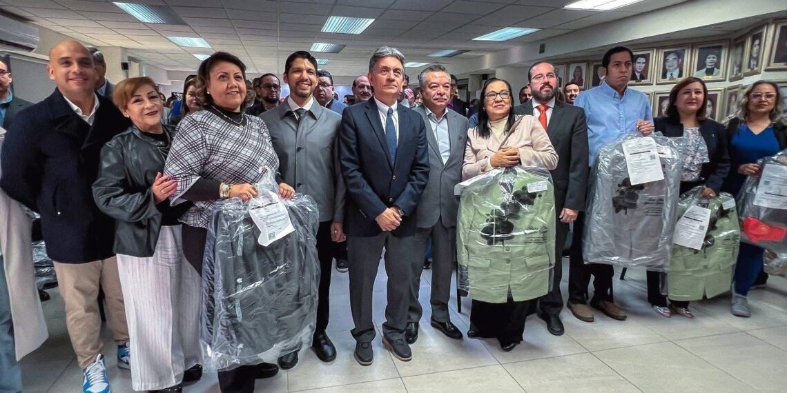 Inicia entrega de uniformes para personal de apoyo educativo en Nuevo León