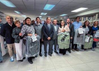 Inicia entrega de uniformes para personal de apoyo educativo en Nuevo León