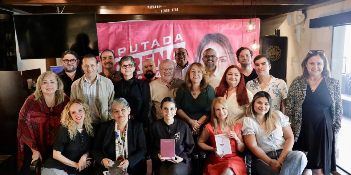 Poetas de Monterrey piden profesionalizar la cultura en encuentro con Lorena de la Garza