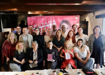 Poetas de Monterrey piden profesionalizar la cultura en encuentro con Lorena de la Garza