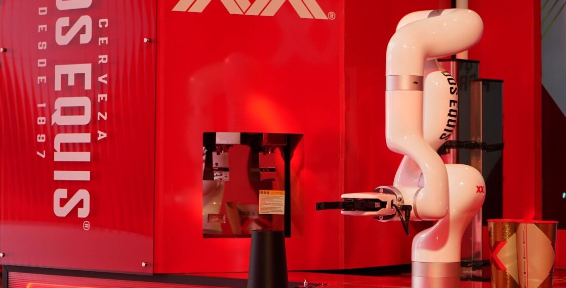 Robots preparan bebidas en Resuena Dos Equis y sorprenden a asistentes