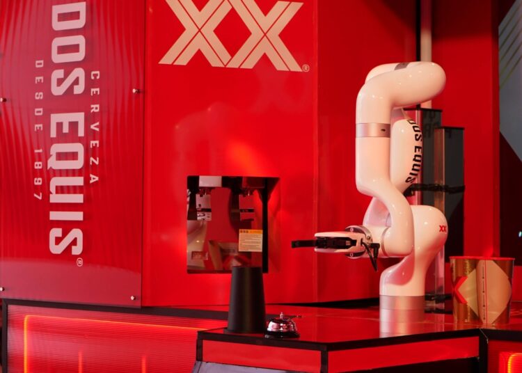 Robots preparan bebidas en Resuena Dos Equis y sorprenden a asistentes