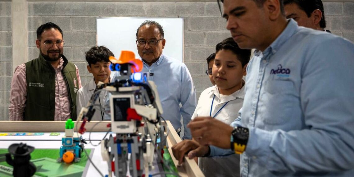 Escobedo impulsa talento tecnológico; se gradúa primera generación en robótica