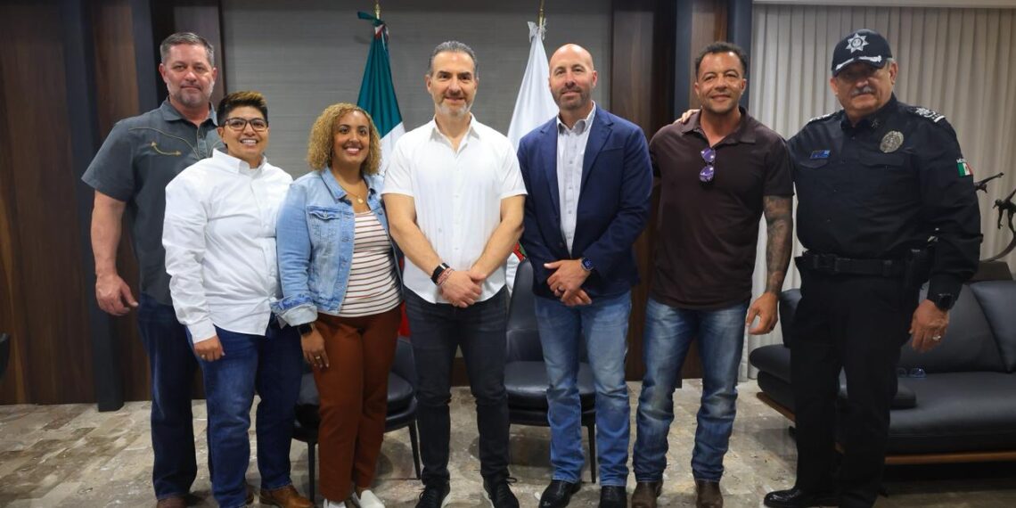 Policías de Dallas visitan a Adrián de la Garza rumbo al Mundial