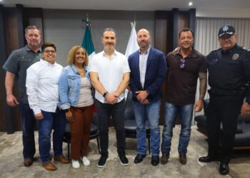 Policías de Dallas visitan a Adrián de la Garza rumbo al Mundial