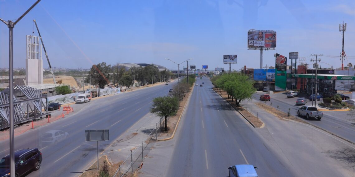 Cierres viales en Eloy Cavazos por instalación de puente peatonal