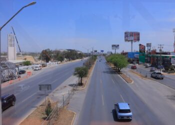 Cierres viales en Eloy Cavazos por instalación de puente peatonal
