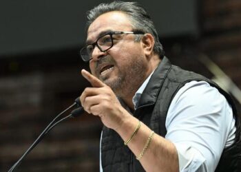 Víctor Pérez confronta a Morena por reforma electoral en el Congreso