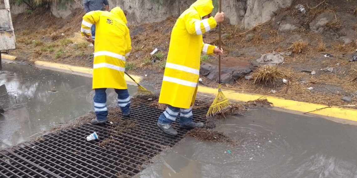 Monterrey limpia 2,500 parrillas pluviales para prevenir encharcamientos