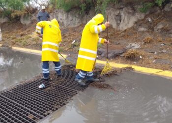 Monterrey limpia 2,500 parrillas pluviales para prevenir encharcamientos