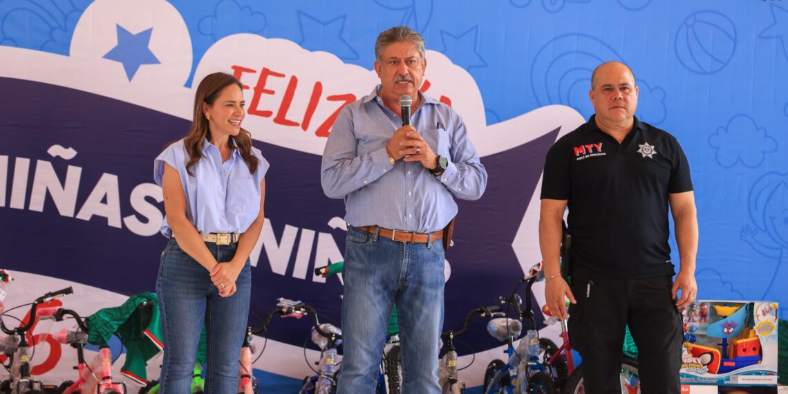 Festejan a hijos de policías y tránsitos en Monterrey por el Día del Niño