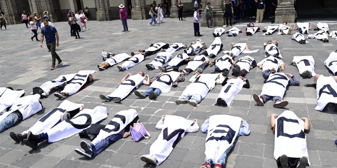 Usuarios de seguros protestan en Chapultepec y piden audiencia con Claudia Sheinbaum por alza en pólizas