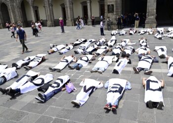 Usuarios de seguros protestan en Chapultepec y piden audiencia con Claudia Sheinbaum por alza en pólizas