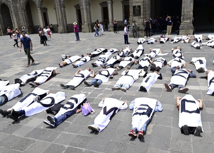 Usuarios de seguros protestan en Chapultepec y piden audiencia con Claudia Sheinbaum por alza en pólizas