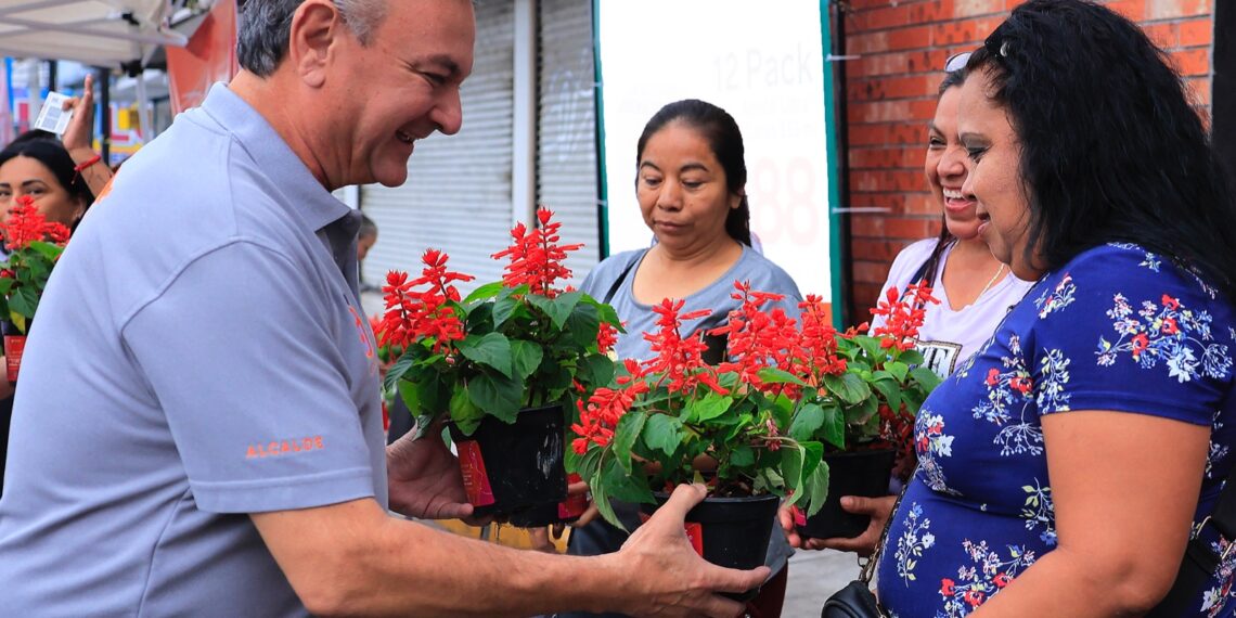 Guadalupe obsequia detalle floral a madres