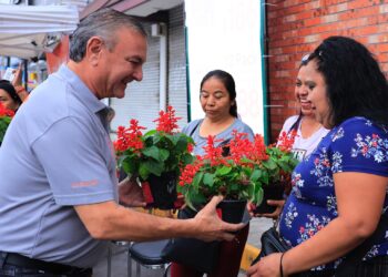 Guadalupe obsequia detalle floral a madres
