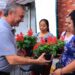 Guadalupe obsequia detalle floral a madres