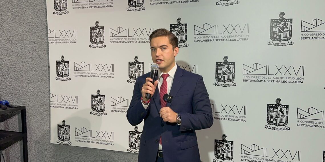 Jesús Elizondo se apunta como “corcholata” y pide licencia como diputado