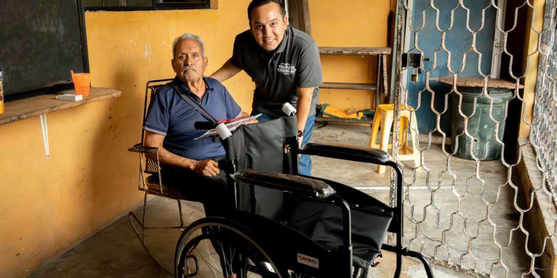 Gibran Ornelas entrega más de 35 aparatos de movilidad a familias de Monterrey