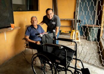 Gibran Ornelas entrega más de 35 aparatos de movilidad a familias de Monterrey