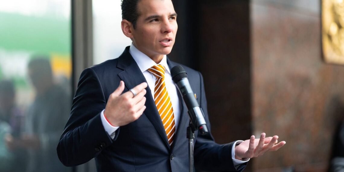 Miguel Flores invita a jóvenes a impulsar emprendimiento e innovación