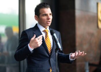 Miguel Flores invita a jóvenes a impulsar emprendimiento e innovación