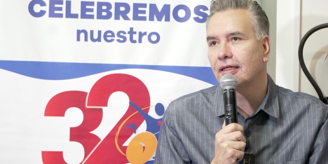 Waldo Fernández dona más de 179 mil pesos a Asociación de Espina Bífida de Nuevo León